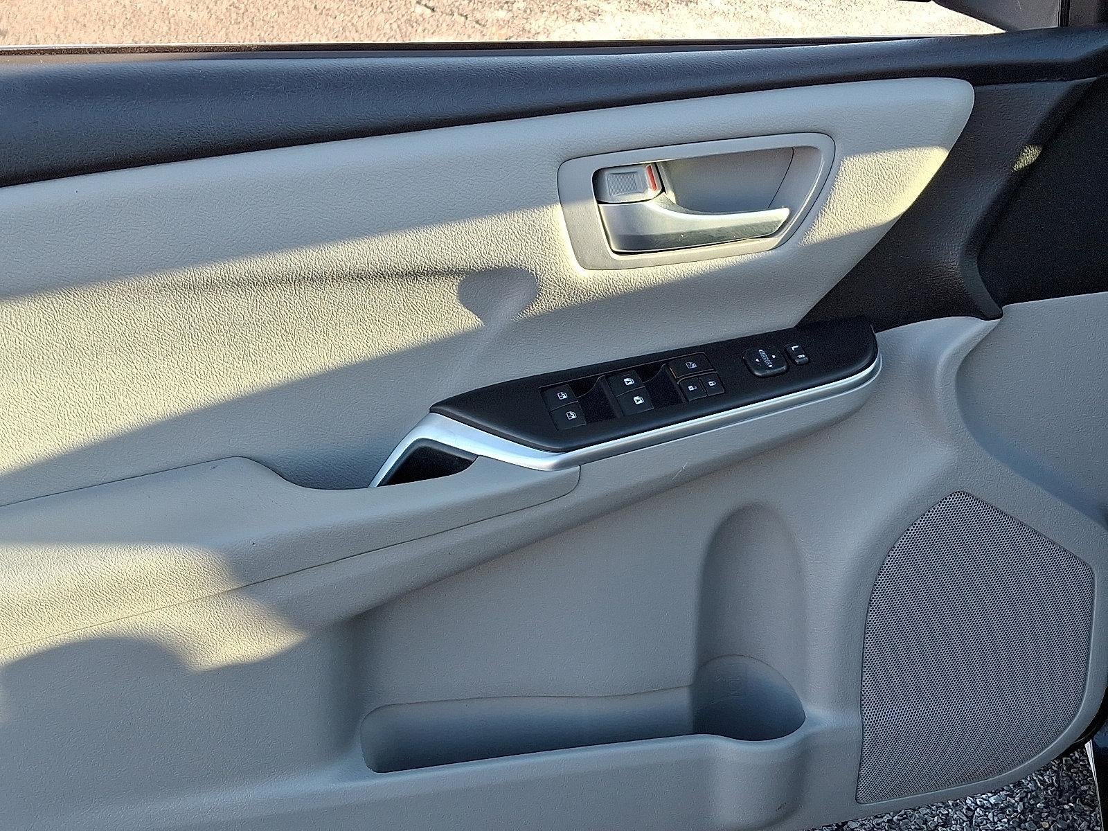 2017 Toyota Camry LE Auto (SE)