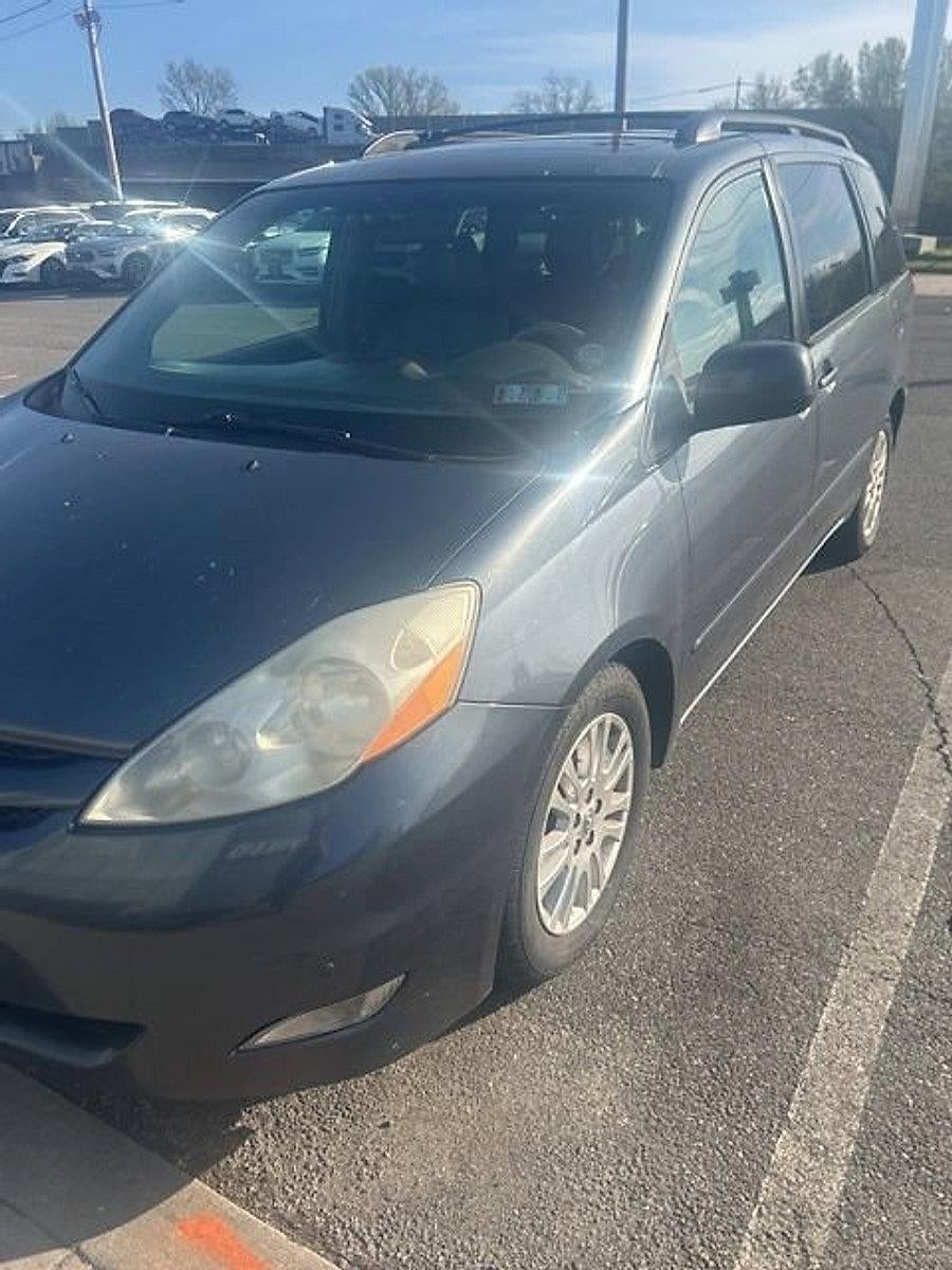 2010 Toyota Sienna 5dr 7-Pass Van XLE FWD (Natl)