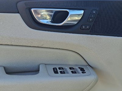 2019 Volvo XC60 T5 AWD Momentum
