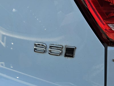 2024 Volvo XC40 B5 AWD Plus Dark Theme
