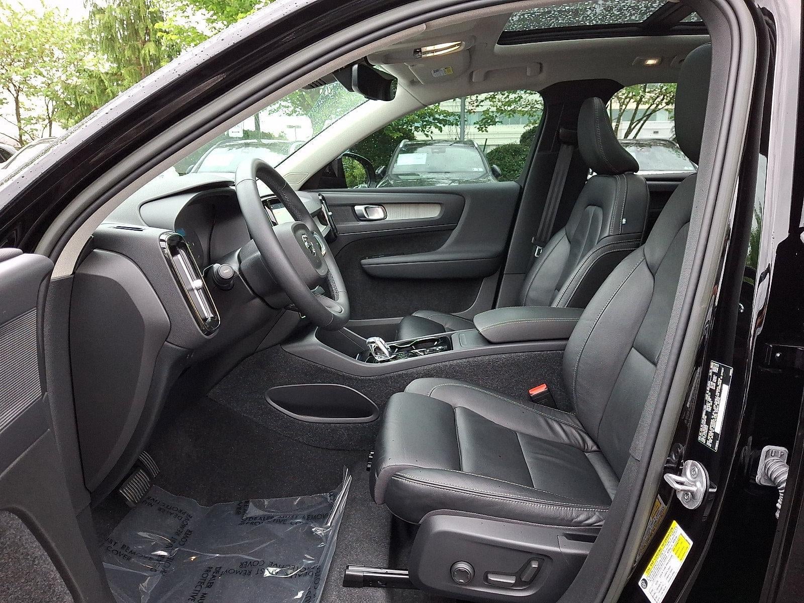 2023 Volvo XC40 B5 AWD Plus Dark Theme