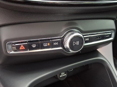 2023 Volvo XC40 B5 AWD Plus Dark Theme