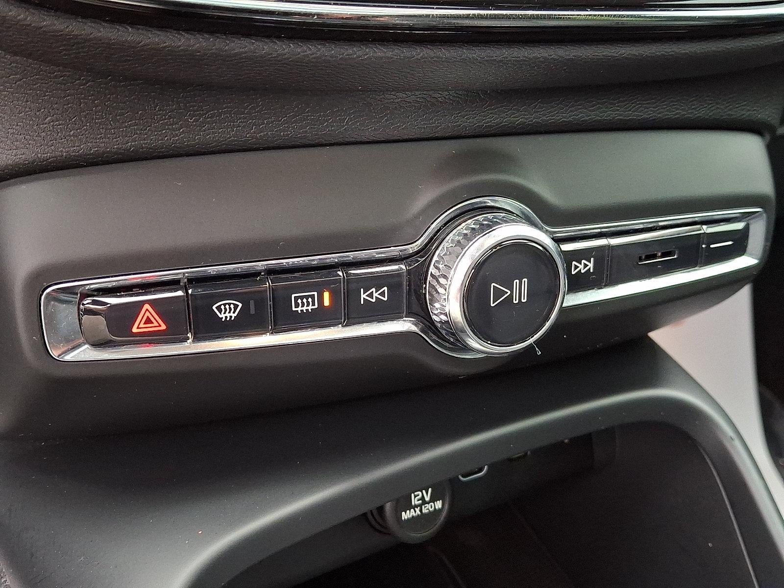 2023 Volvo XC40 B5 AWD Plus Dark Theme