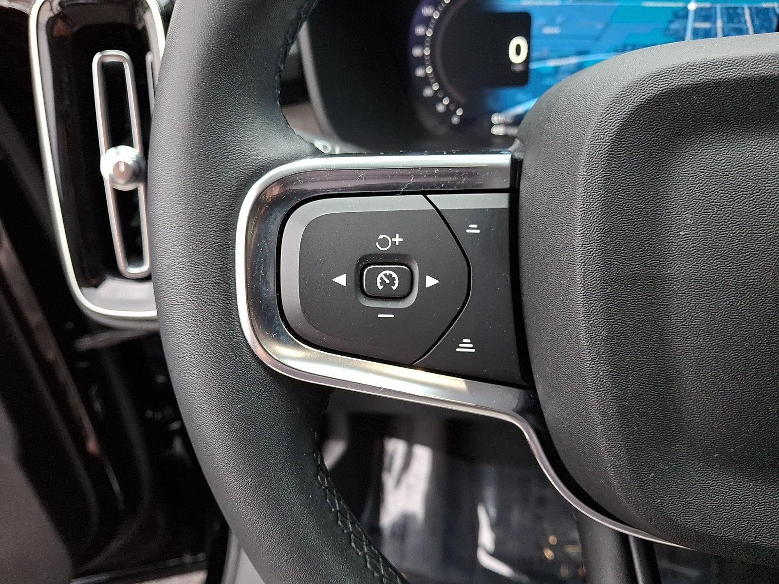 2023 Volvo XC40 B5 AWD Plus Dark Theme