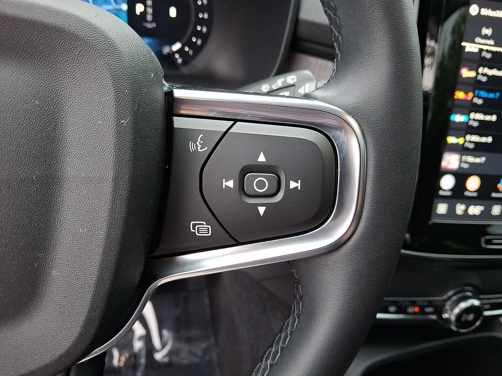 2023 Volvo XC40 B5 AWD Plus Dark Theme