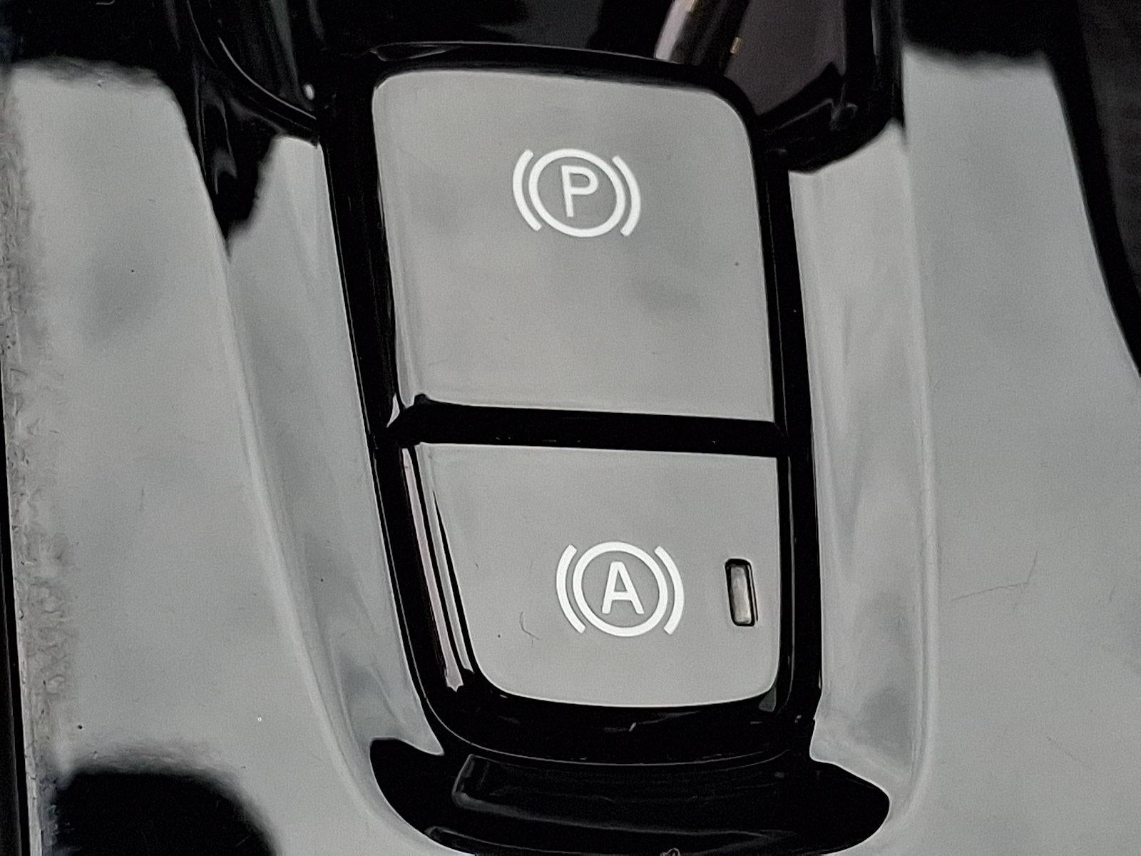 2023 Volvo XC40 B5 AWD Plus Dark Theme
