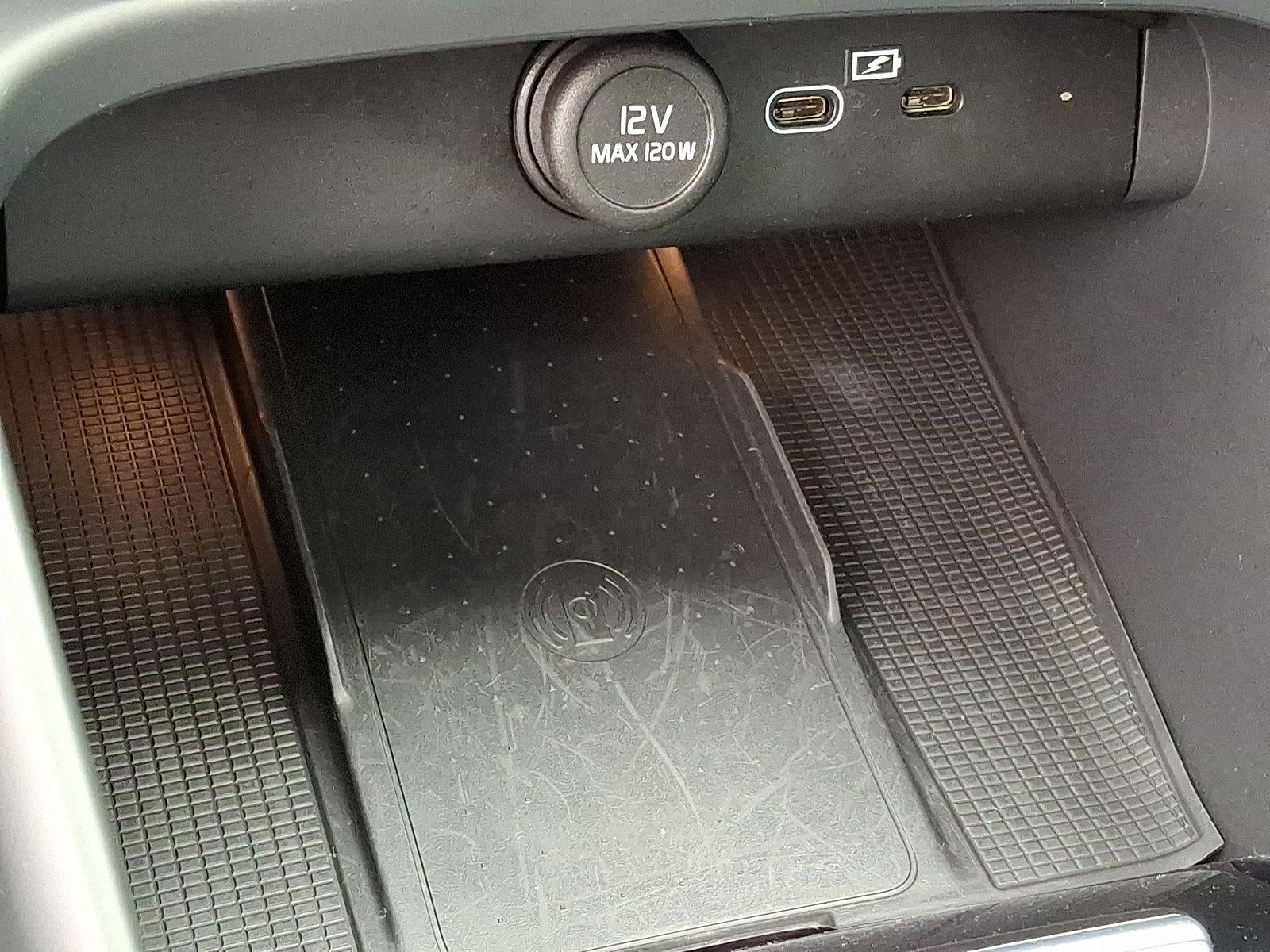 2023 Volvo XC40 B5 AWD Plus Dark Theme