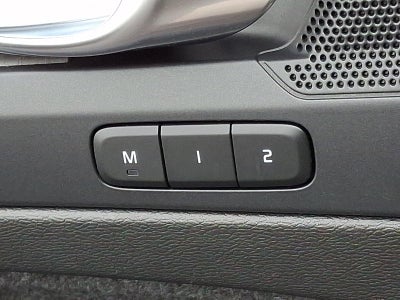 2023 Volvo XC40 B5 AWD Plus Dark Theme
