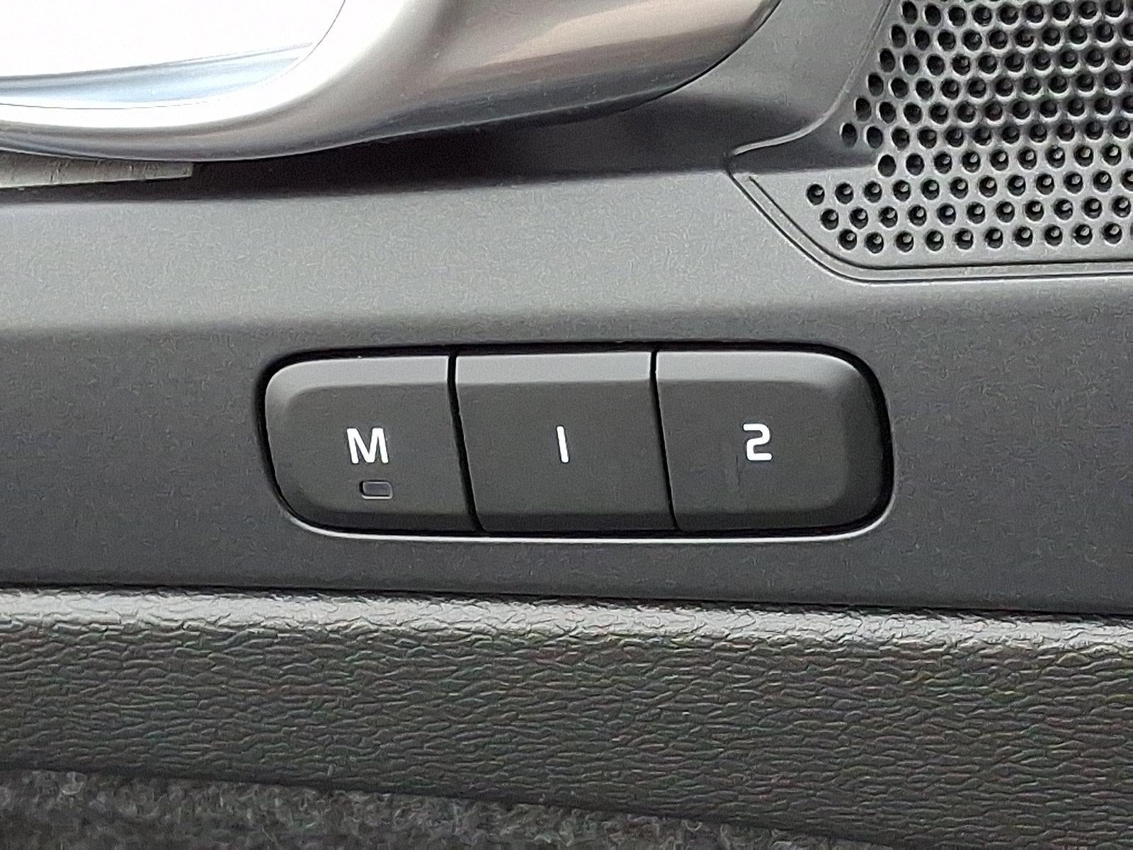 2023 Volvo XC40 B5 AWD Plus Dark Theme