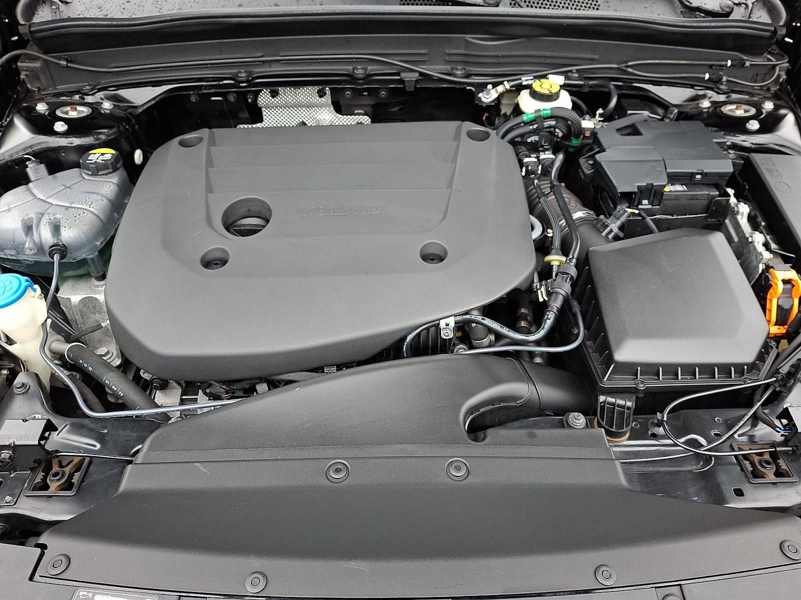 2023 Volvo XC40 B5 AWD Plus Dark Theme