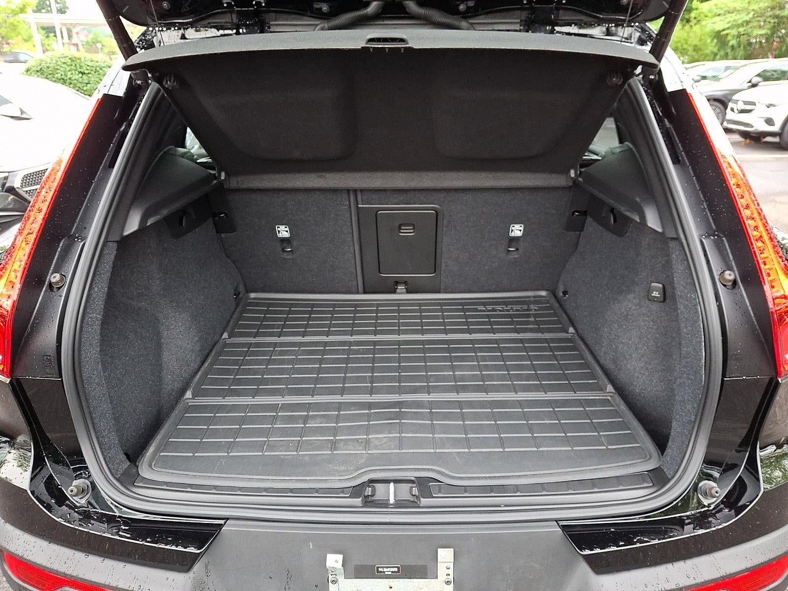 2023 Volvo XC40 B5 AWD Plus Dark Theme