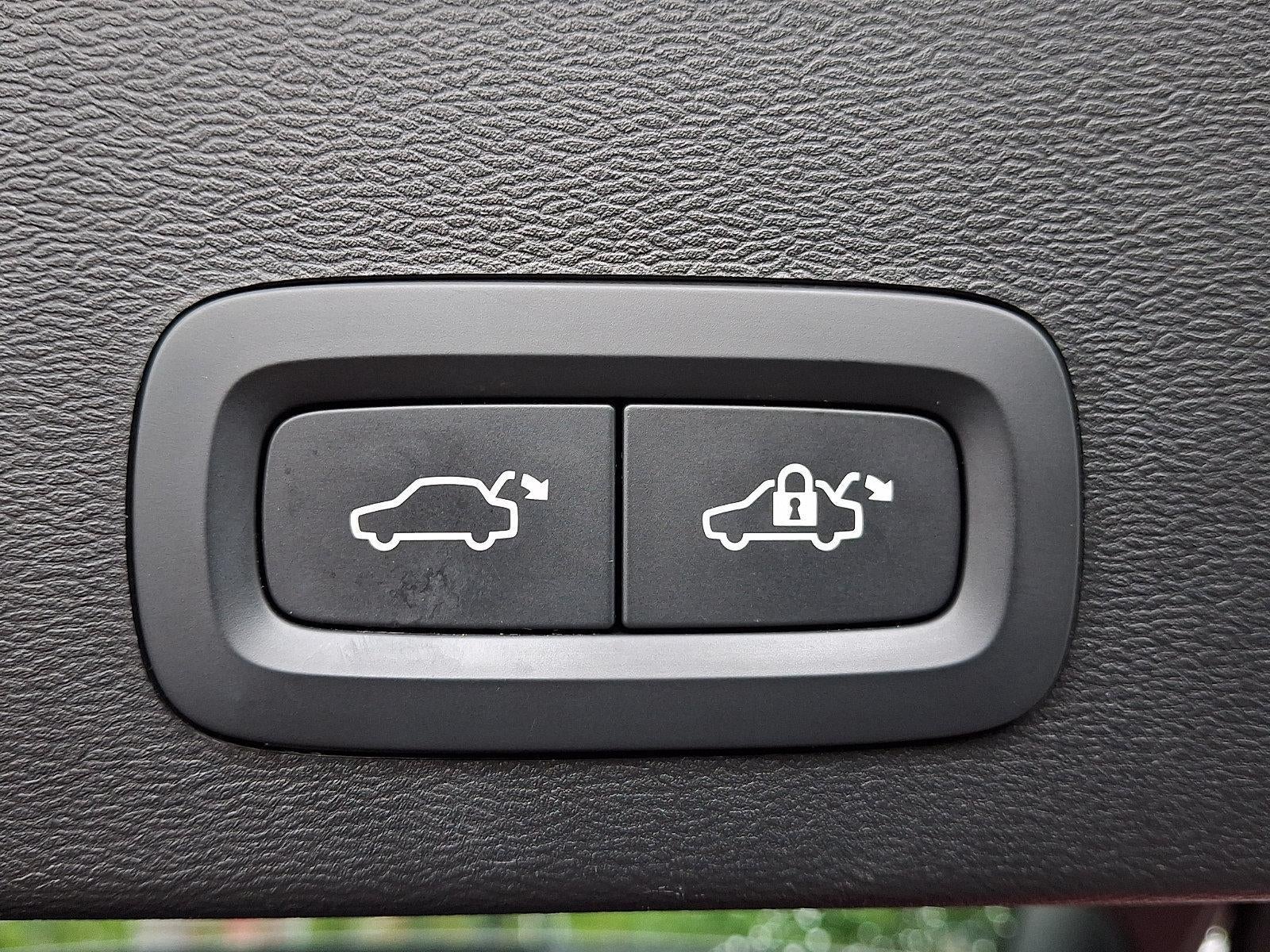 2023 Volvo XC40 B5 AWD Plus Dark Theme
