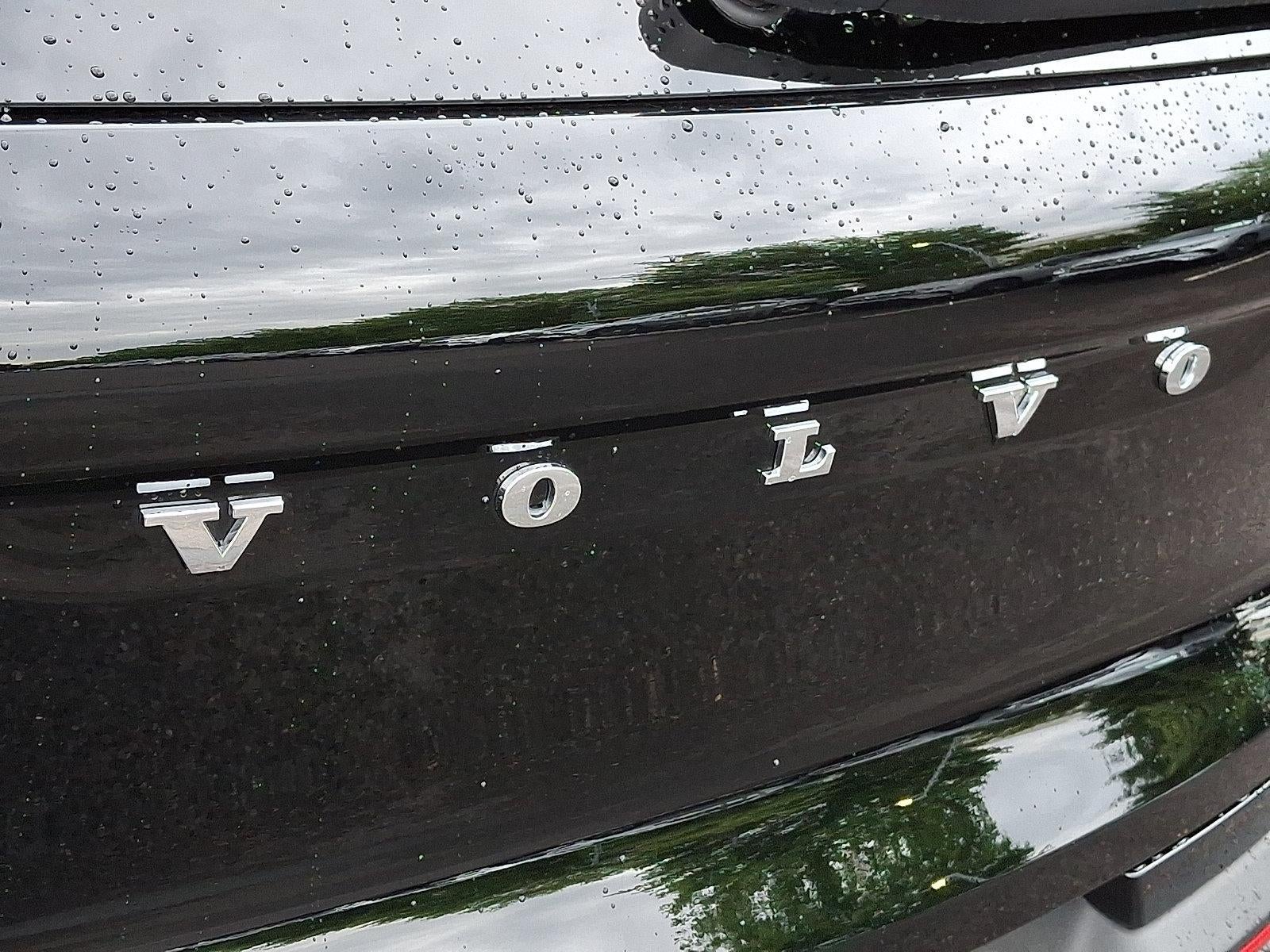 2023 Volvo XC40 B5 AWD Plus Dark Theme