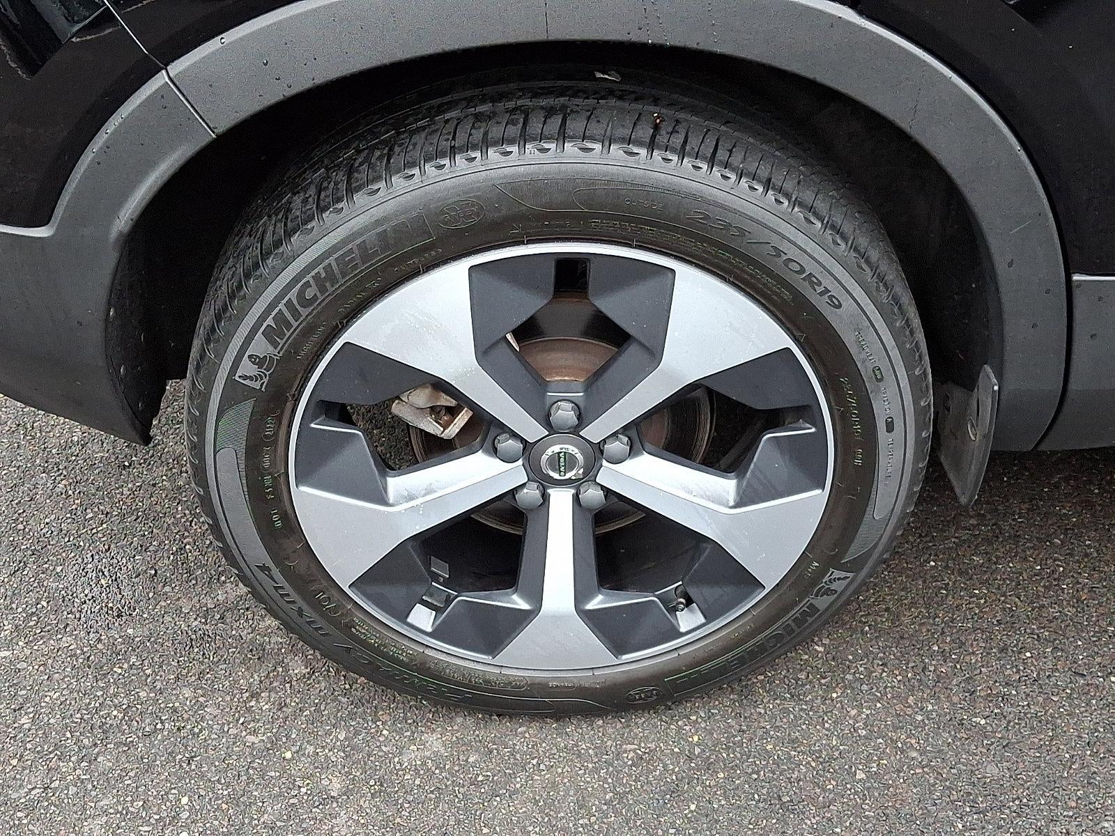 2023 Volvo XC40 B5 AWD Plus Dark Theme